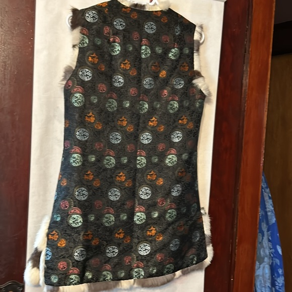 Custom tailored Chinese sleeveless reversible fur and silk like fabric long coat - Picture 5 of 7